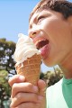 ソフトクリームを食べる少年
